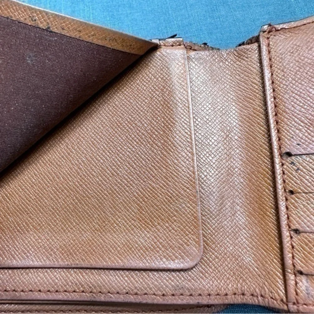 AUTHENTIC Louis Vuitton wallet. Monogram canvas.